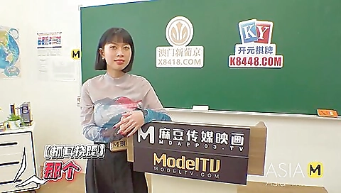 Smoking hot blonde slut gets a creampie