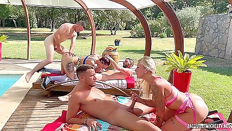 She's alad mikesapartmenty