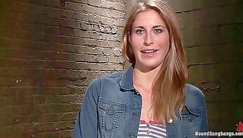 Sexy blondecota poinlanger